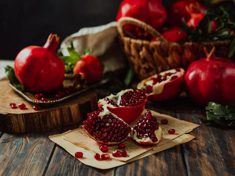 What Does Pomegranate Taste Like? A Tasty Superfruit 2023